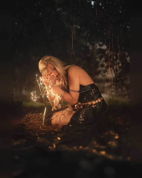 壁纸级《艾尔登法环》玛丽卡COS照 薄纱难掩曼妙曲线