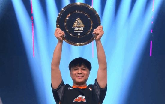 中国格斗游戏第一人!曾卓君夺世界杯《街霸6》冠军 电竞至高真神:我还没老